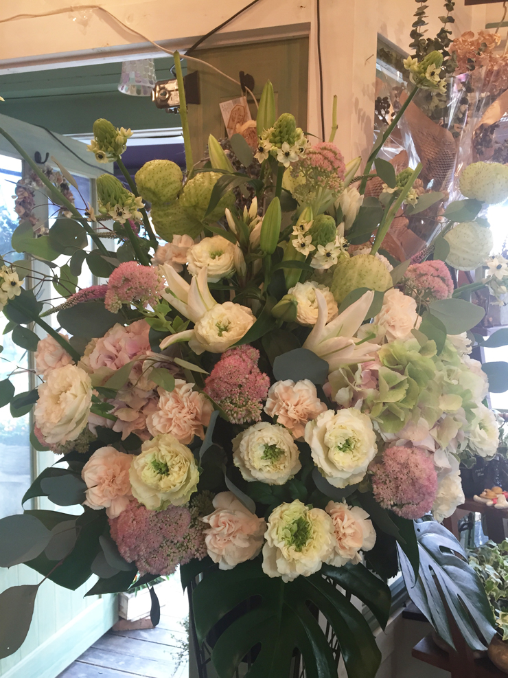 世田谷区 玉川高島屋 アクアスキュータム ホワイトレーベル様の開店祝いスタンド花 フラスタ 楽屋花 はなしごと