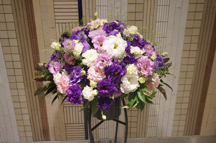 Deicy新宿ルミネ2店様のリニューアルオープン祝いスタンド花紫系 はなしごと