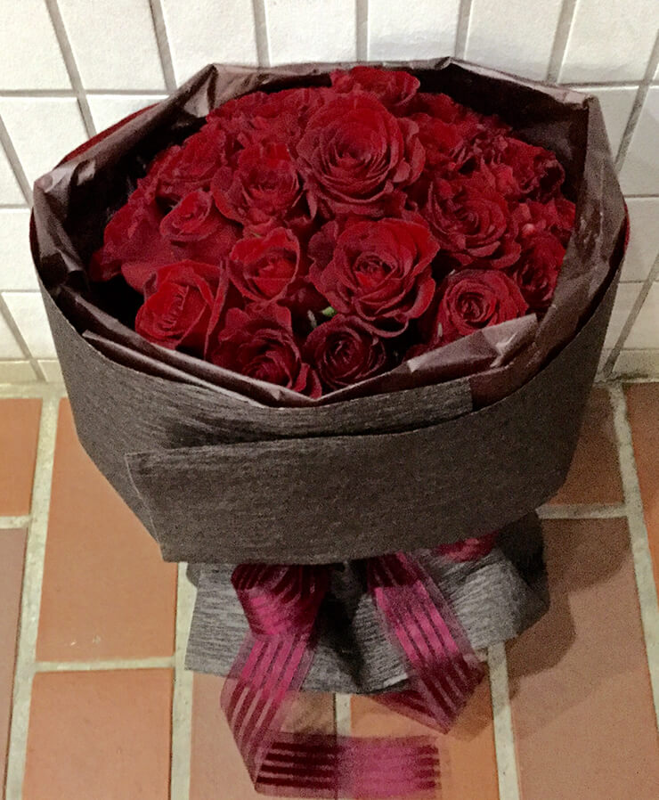 六本木 誕生日プレゼントに赤バラ花束28本 はなしごと