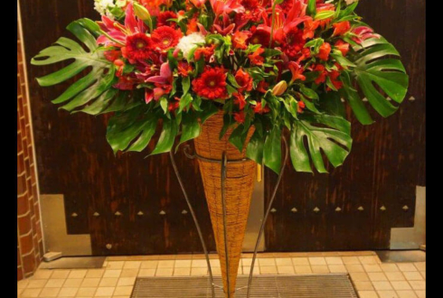 ルーテル市ヶ谷センター 谷元紀様のオカリナリサイタル公演祝い赤系スタンド花