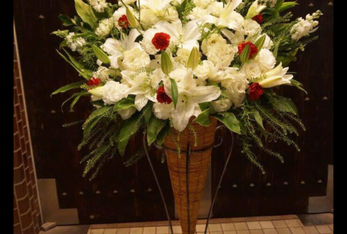 ルーテル市ヶ谷センター 谷元紀様のオカリナリサイタル公演祝い白系スタンド花