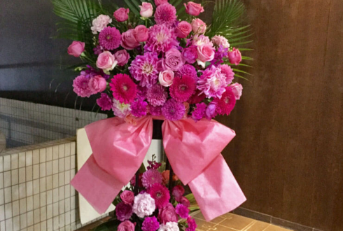 誕生日祝いピンク濃淡スタンド花2段