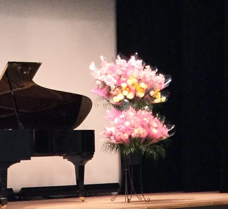 サンパール荒川 ピアノ発表会の花束を集めたスタンド花 フラスタ 楽屋花 はなしごと