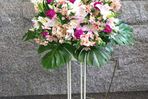TOKYO FM HALL 谷佳樹様の朗読劇出演祝い ピンク濃淡スタンド花