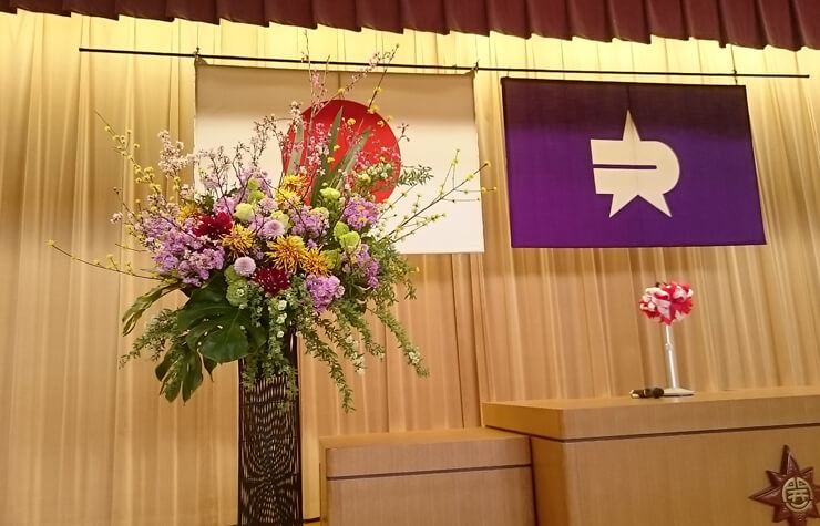 練馬区桜台 開進第二小学校様の卒業式壇上花 スタンド花
