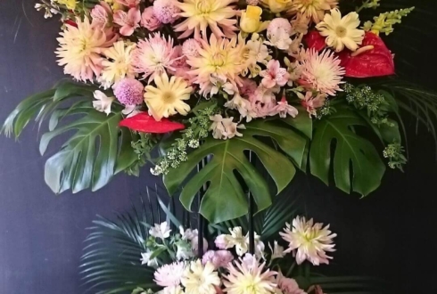 吉祥寺第一ホテル 入社式 淡い黄×ピンクスタンド花