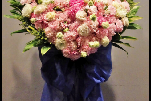 新国立劇場 竹之内景樹様の舞台出演祝いハートスタンド花