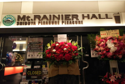 渋谷Mt.RAINIER HALL APEACE Hong Sung-Ho（ホン・ソンホ）様のイベントスタンド花