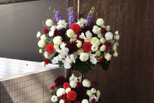 八芳園 グローバルライフ株式会社様の入社式用スタンド花 壇上花