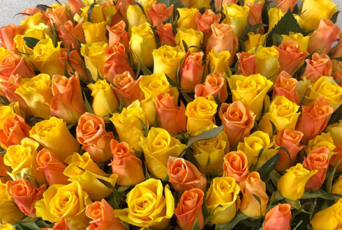 宮崎市 65歳の誕生日プレゼントに黄色オレンジMixバラの花束65本