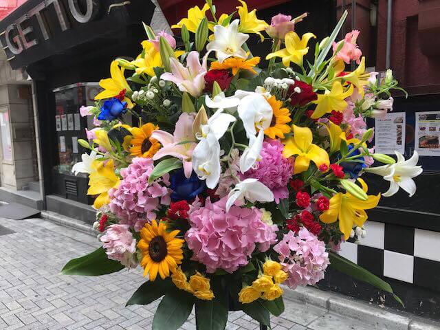 上野 新橋やきとんまこちゃん上野店様の開店祝いスタンド花
