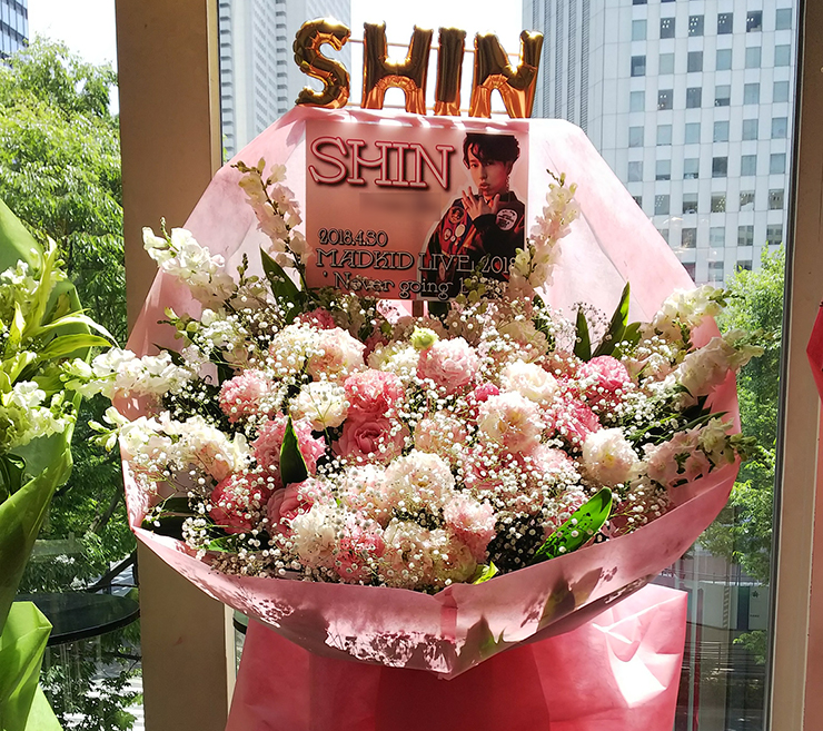 新宿ReNY MADKID SHIN様のライブ公演祝い花束風スタンド花 Pink