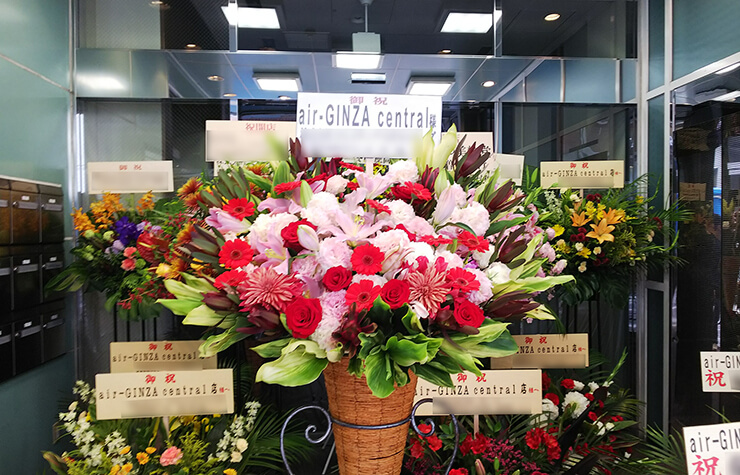 銀座 air-GINZAcentral様のリニューアルオープン祝い赤ピンク系スタンド花