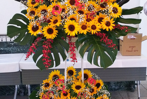 国立オリンピック記念青少年総合センター ROSYバトンカンパニー様の15周年発表会祝いスタンド花