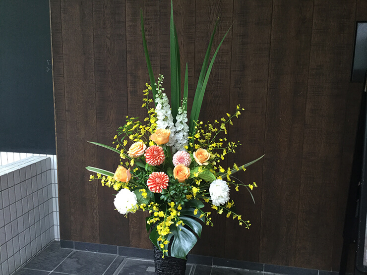 東新橋 ライズTOKYO株式会社様の移転祝い籠スタンド花