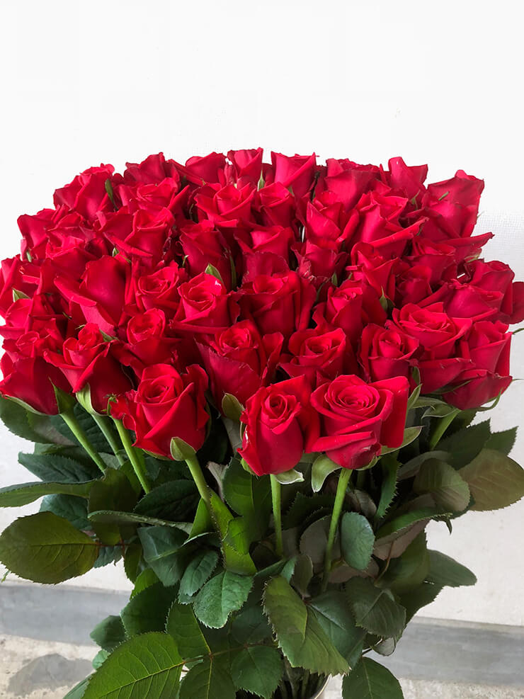福生市 還暦祝いパーティー用赤バラ花束60本