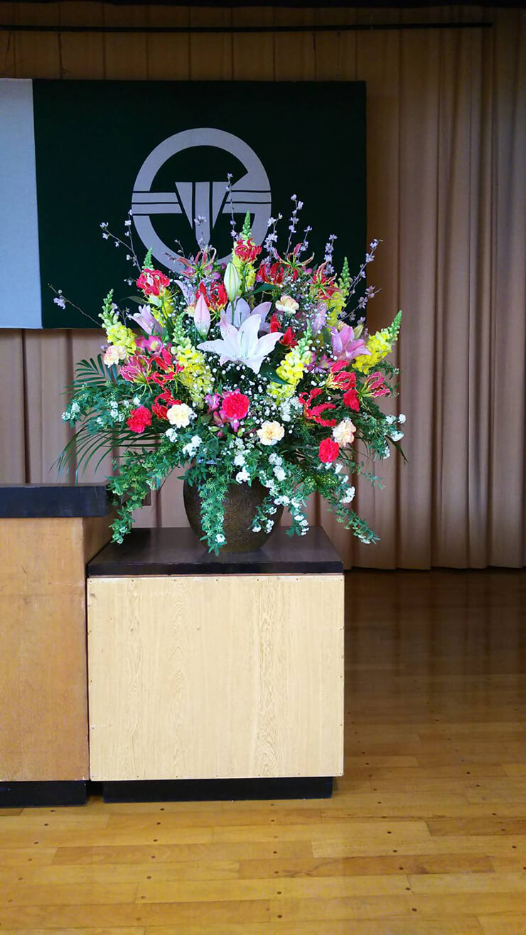 荒川区 小学校の卒業式 壇上花 はなしごと