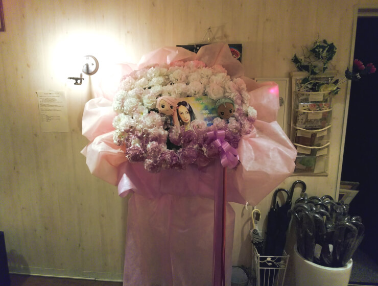 アカシウス・ボーディングスクール・カフェテリア ティオ・ジョルジ・ドラガノフ様の卒業祝い花束風スタンド花