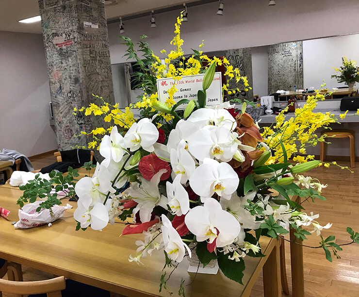 東京文化会館 マルセロ・ゴメス様のバレエ公演祝い花
