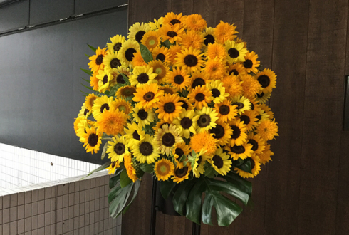 新宿イーストサイドスクエア スクウェア・エニックス様のFINAL FANTASY XIV 5周年祝いひまわりスタンド花