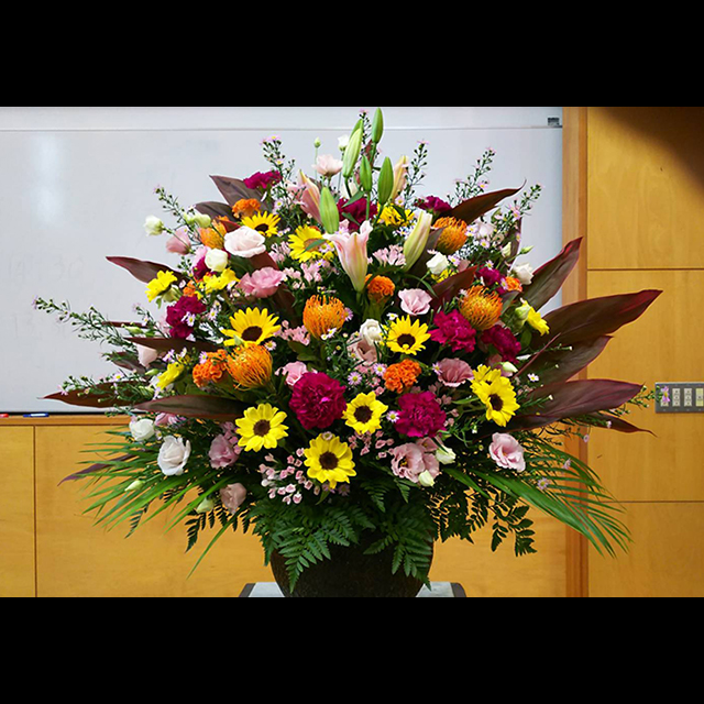 荒川区 大学開講式壇上花