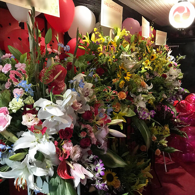 葛飾区東金町 ガ－ルズ－バ－神楽様のバースデーイベントスタンド花