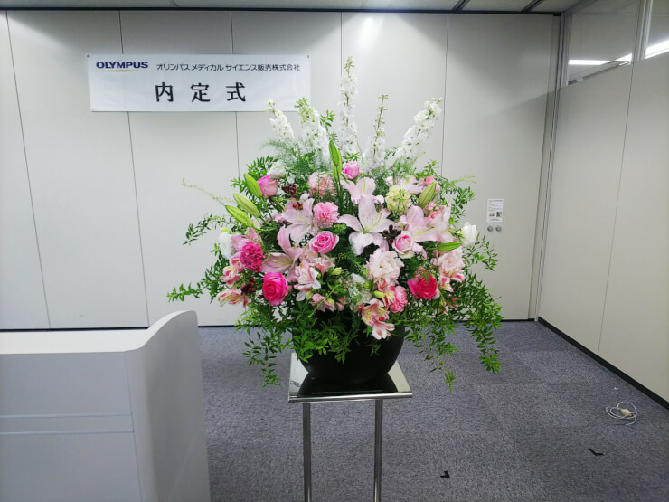 東京オペラシティ オリンパスメディカルサイエンス販売株式会社様の内定式壇上花 フラスタ 楽屋花 はなしごと