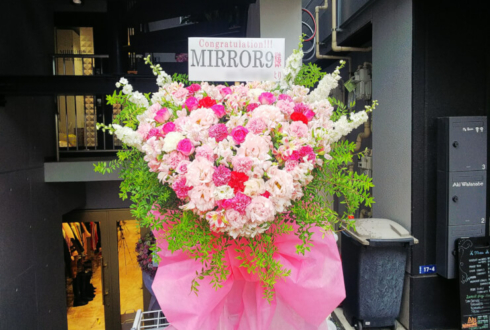 広尾 MIRROR9様の開店祝いハートスタンド花