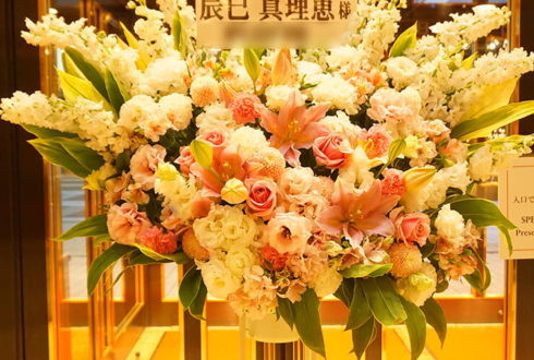 サントリーホール 辰巳真理恵様のソプラノリサイタル公演祝いスタンド花