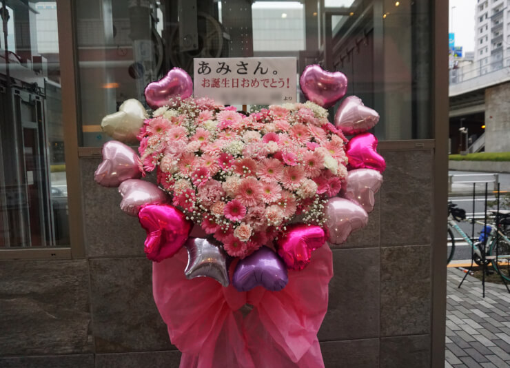 初台DOORS 宮崎安美様の誕生日祝いハート型バルーンスタンド花