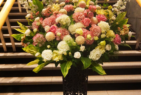 東京国際フォーラム 第8回「徹子の部屋」コンサート2018公演祝いアイアンスタンド花