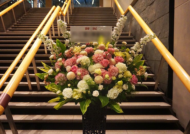 東京国際フォーラム 第8回「徹子の部屋」コンサート2018公演祝いアイアンスタンド花