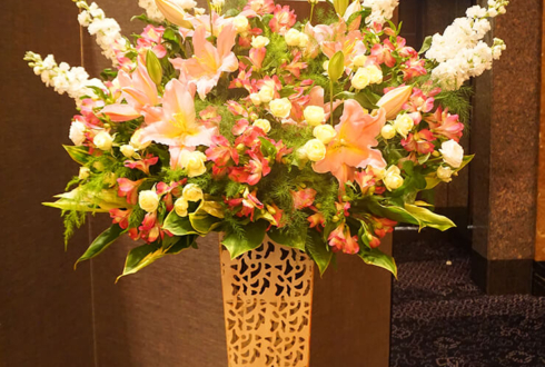 ホテルニューオータニ 株式会社生島企画室様の30周年祝いアイアンスタンド花 はなしごと