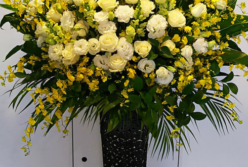 渋谷区千駄ヶ谷 株式会社サニーサイドアップ様の東証一部上場祝いアイアンスタンド花