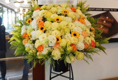渋谷ビジョナリーアーツ内 WHITE GLASS COFFEE様の開店祝いスタンド花