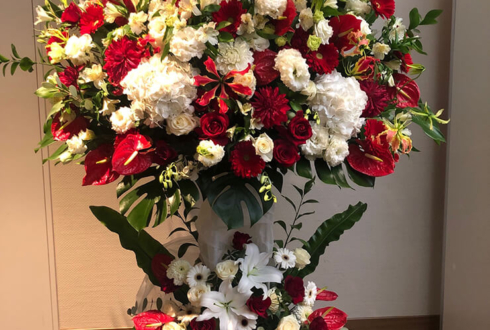 品川インターシティーホール 神田聖司様のイベント祝いスタンド花