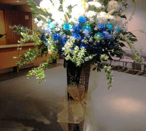 新国立劇場 和田雅成様の舞台出演祝いアイアンスタンド花