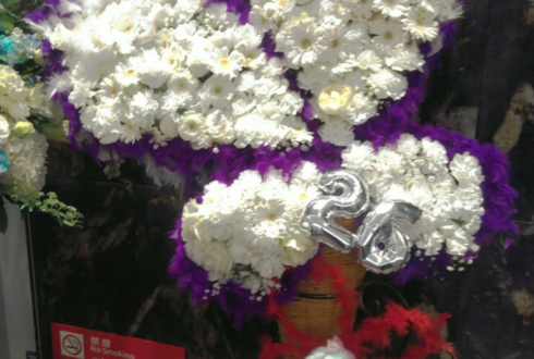 TIAT SKY HALL 櫻井圭登様のバースデーイベント祝いアゲハ蝶モチーフデコスタンド花