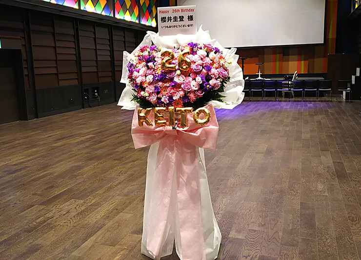 TIAT SKY HALL 櫻井圭登様のバースデーイベント祝いハートスタンド花