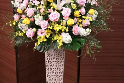 ホテルメトロポリタン 東京都豊島区歯科医師会様の創立70周年祝いアイアンスタンド花