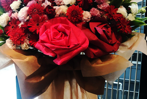 浅草橋ヒューリックホール 北川尚弥様のバレンタインイベント祝い花束風スタンド花