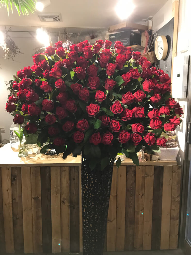 港区白金台 スタイリストC様の誕生日祝いアイアンスタンド花赤バラ120本