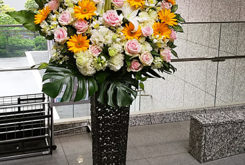 THE GRAND HALL品川 株式会社ボルテージ様のボルフェス2019開催祝いアイアンスタンド花