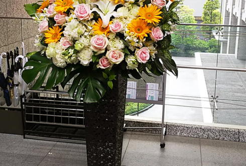 THE GRAND HALL品川 株式会社ボルテージ様のボルフェス2019開催祝いアイアンスタンド花