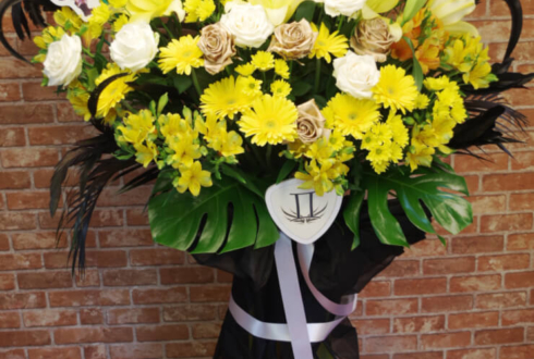 さいたまスーパーアリーナ M.S.S Project様のライブ公演祝い黄色×ブラックスタンド花