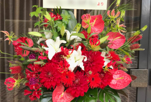メルパルクホール東京 立花理香様のセカショフェス出演祝いアイアンスタンド花