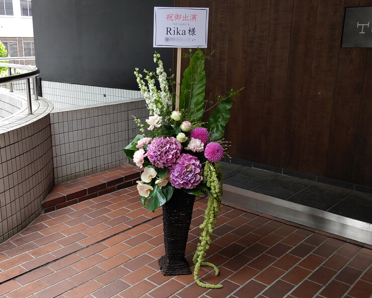 原宿CAPSULE Rika様の映画「つどうものたち」上映会舞台挨拶祝い籠スタンド花