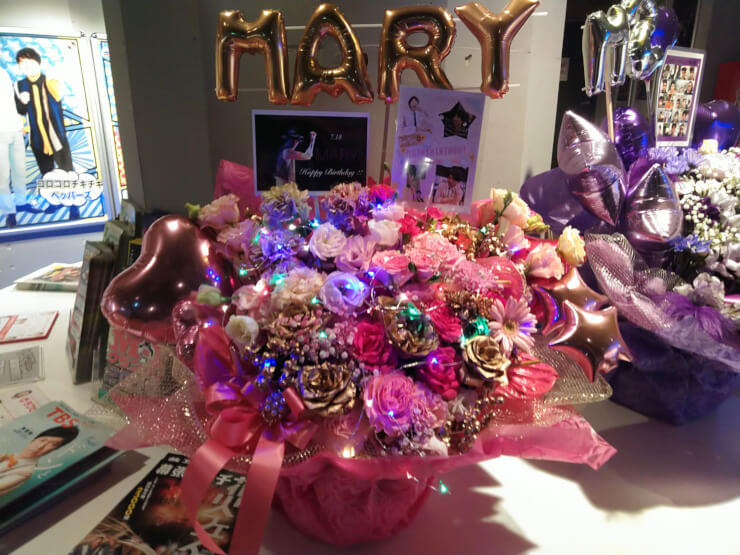 ヨシモト∞ホール NALU-SEE☆ MARY様の誕生日祝い(7.18)&ワンマンライブ公演祝い花 | フラスタ 楽屋花 はなしごと