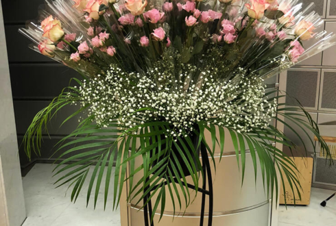 東京ウィメンズプラザ バイオリン教室発表会祝いシェアスタンド花 | フラスタ 楽屋花 はなしごと