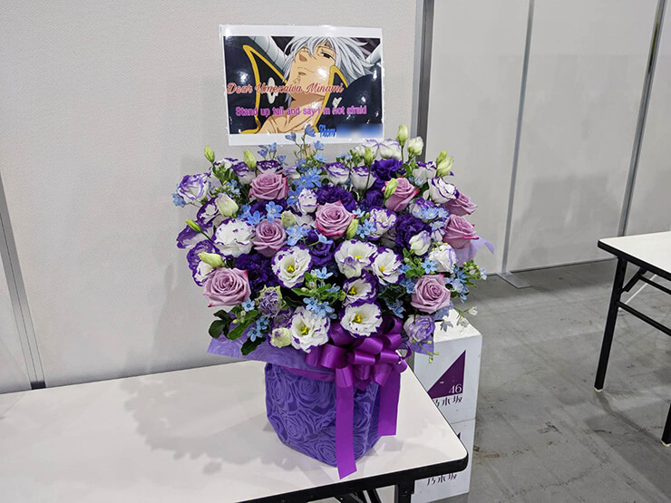 東京ビッグサイト 乃木坂46 梅澤美波様の握手会祝い花 紫×水色